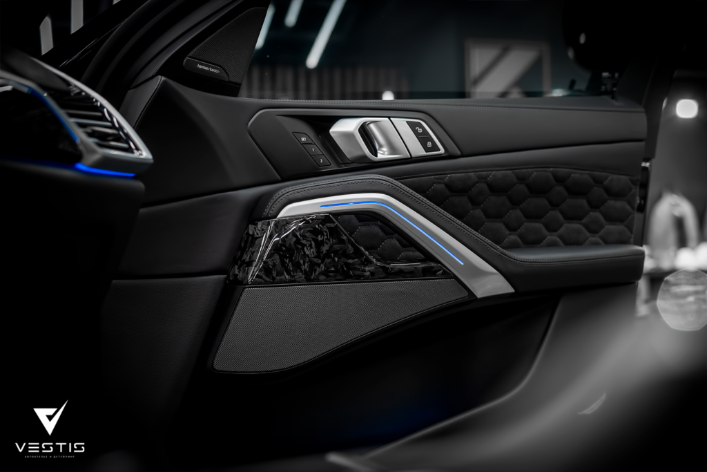 BMW X6 G06 - Перешив салона и ламинация карбоном элементов интерьера