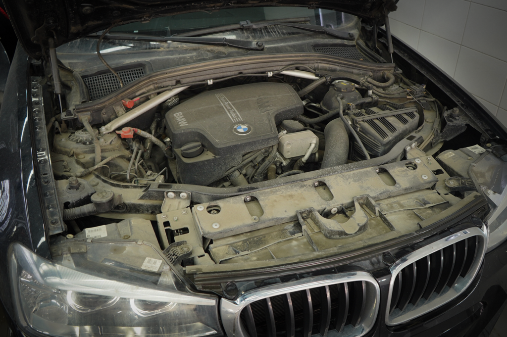 BMW X1 - Химчистка подкапотного пространства