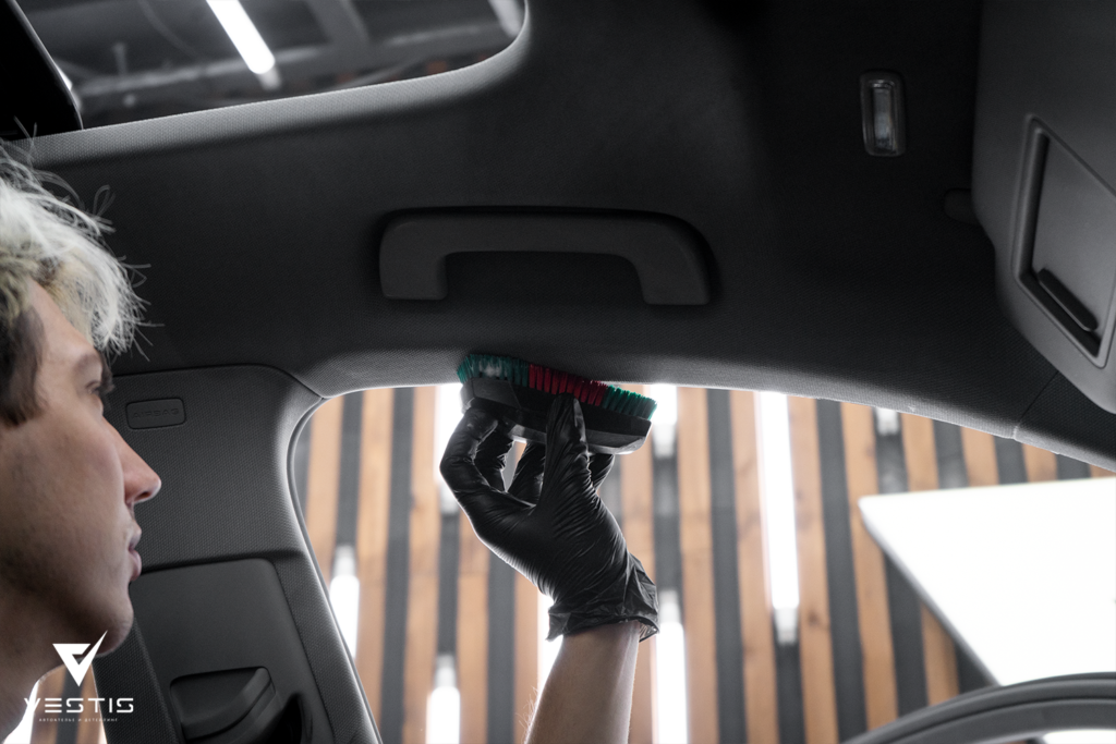 Audi A4 - Устанока антигравийной пленки, химчистка салона, полировка ЛКП и нанесение керамики