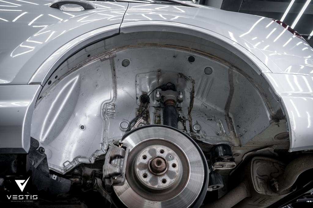 Audi Q7 - Шумо- и виброизоляция дверей и колесных арок